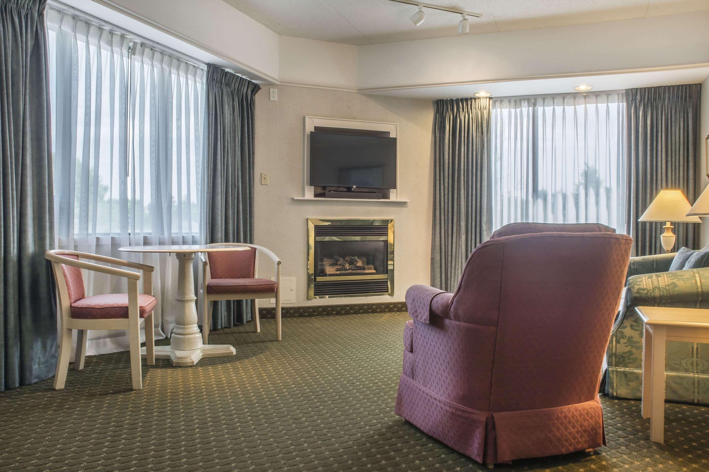 Clarion Hotel & Conference Centre Форт Ери Екстериор снимка